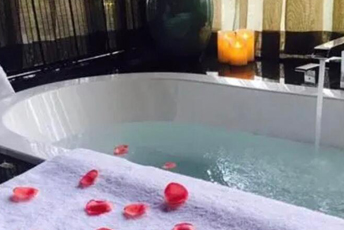 昆明水疗池中的失重冥想:当身体学会漂浮